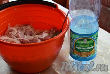 Влить минеральную воду к мясу.
