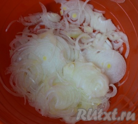 Очищенный лук нарезать тонкими кольцами, отправить к мясу и хорошо перемешать.
