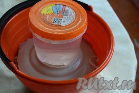 Шашлык поставить мариноваться под гнет в прохладное место на 2-3 часа.
