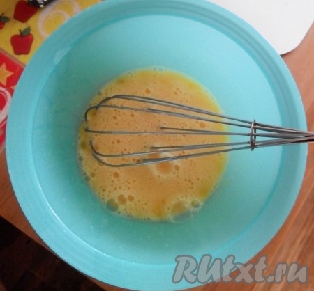 Яйца взбить. Отдельно мягкое сливочное масло взбить с сахаром.

