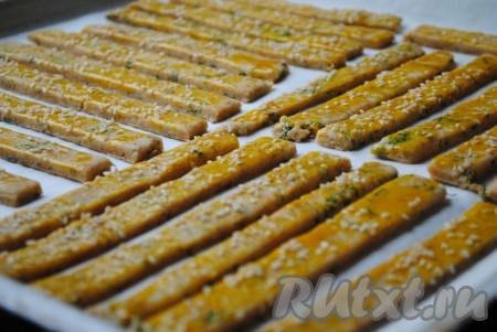 Противень застелить пергаментом и выложить картофельные палочки. 