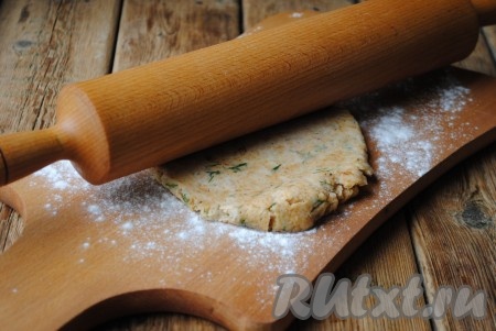 Затем стол или разделочную доску притрусить мукой и выложить тесто, раскатать его в пласт толщиной, примерно, 0,5 см.&nbsp;
