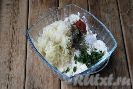 Остывший картофель очистить и натереть на средней тёрке. Добавить натертый картофель, мелко нарезанный укроп, соль, молотую сладкую паприку и итальянские травы в миску к смеси муки и масла.