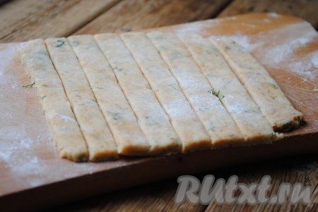 

Затем разрезать тесто на полоски шириной 1,5 см. 