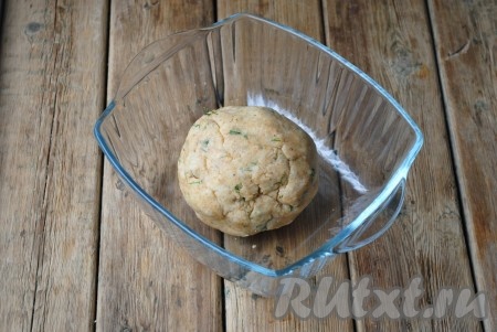 Руками соединить содержимое миски и замесить мягкое тесто, собрать его в шар, завернуть в пищевую плёнку и отправить на 30 минут в холодильник.&nbsp;
