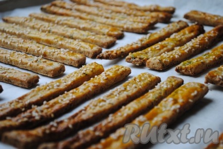 Выпекать картофельные палочки в разогретой до 200 градусов духовке 20-25 минут. Время выпекания будет зависеть от Вашей духовки. Готовые картофельные палочки приобретут красивый золотистый цвет, а запах будет благоухать на весь дом.&nbsp;
