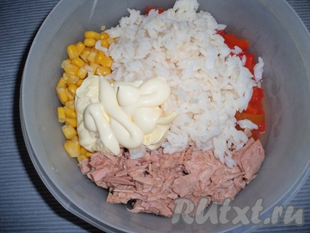 Салат посолить, поперчить по вкусу. Заправить майонезом.
