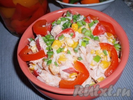 Зеленый лук вымыть, мелко порубить. Приготовленный салат с тунцом, кукурузой и болгарским перцем посыпать сверху зеленым луком и подать к столу.
