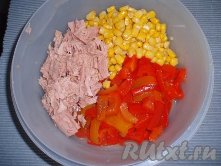 Кусочки консервированного тунца отделить от сока, по необходимости разделить вилкой на более мелкие кусочки, выложить в посуду к перцу и кукурузе.