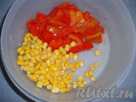 Добавить к болгарскому перцу консервированную кукурузу.