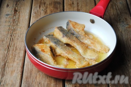 Жарить каждый кусочек толстолобика по 4-5 минут с каждой стороны (до золотистой корочки). Огонь не должен быть сильным, иначе рыбка внутри останется сырой. Готовим рыбу на среднем огне, чтобы получилась золотистая корочка.
