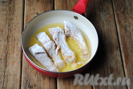 На сковороде хорошо разогреть растительное масло, затем&nbsp;выложить кусочки рыбы.
