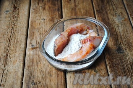 По истечении времени куски рыбы обвалять в муке.&nbsp;
