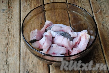 Отрезать голову (её мы жарить не будем, из головы можно приготовить вкусный рыбный суп или заливное). Толстолобика нарезать на порционные кусочки, сложить в миску.&nbsp;
