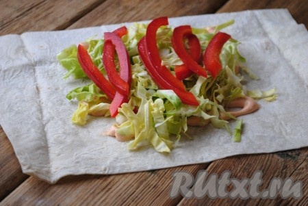 Поверх капусты выложить перец 