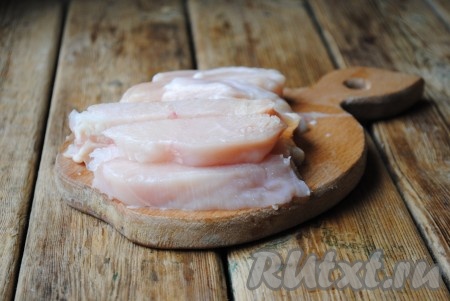 Куриное филе вымыть под проточной водой, обсушить и нарезать полосками.
