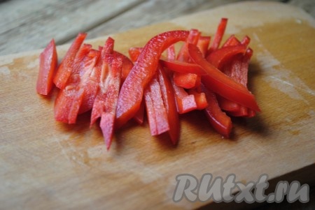 Перец, очищенный от семян, также нарезать соломкой.&nbsp;
