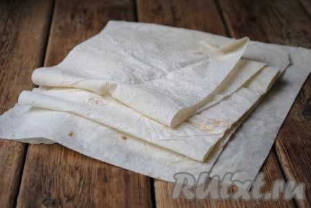 Лаваш разрезать на одинаковые прямоугольники (размер отрезанного куска лаваша будет определять размер нашего будущего ролла).
