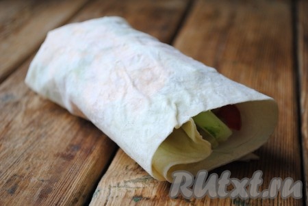 Завернуть&nbsp;свободный нижний край на начинку. И свернуть каждый кусок лаваша в рулет.&nbsp;
