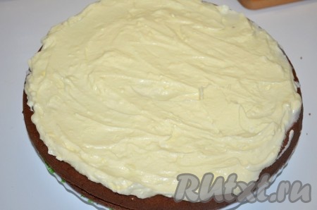 Накрываем вторым коржом. Оставшийся сливочно-сырный крем (в который не добавлялись персики) выкладываем сверху. Оставляем торт в прохладном месте для пропитки на 3 часа и более.
