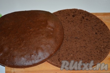 Готовый бисквит достаём из формы, даём остыть, а затем разрезаем вдоль пополам. У нас получатся 2 коржа.
