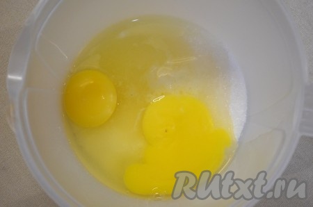 Для приготовления теста в миску для взбивания кладем сахар, яйца, соль и ванилин.
