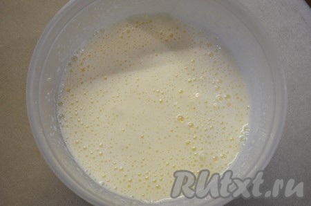 Тщательно взбиваем в течение 5 минут.
