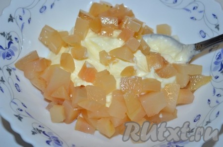 Нарезаем мелко персики. В отдельную емкость откладываем чуть меньше половины крема и смешиваем с персиками.