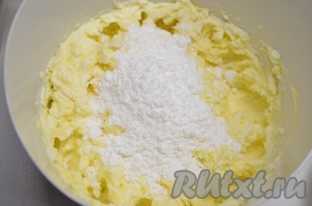 Добавляем сахарную пудру и взбиваем до однородности крема.
