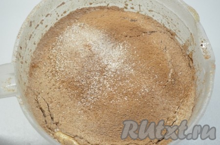 Просеиваем в тесто муку с какао и разрыхлителем, взбиваем до однородности. Тесто будет, как густая сметана.
