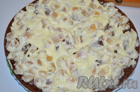 На нижний корж распределяем крем с персиками.
