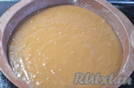 Форму для выпечки (у меня форма диаметром 26 см) смазываем маслом, если силиконовая - можно не смазывать. Выливаем в форму тесто и разравниваем. Ставим в духовку, разогретую до 180 градусов, примерно, на 35 минут. Готовность проверяем зубочисткой (при прокалывании готового бисквита зубочистка должна остаться сухой).
