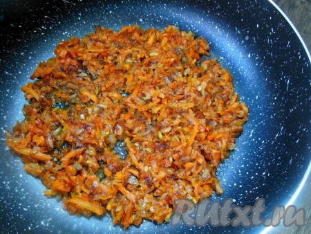 Обжарьте овощи на растительном масле, помешивая, до румяного цвета.

