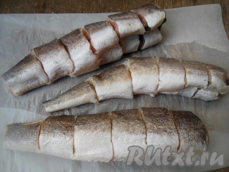 Нарежьте хека на равные кусочки.
