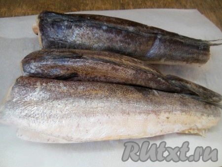 Рыбу разморозьте, удалите чешую (если есть), срежьте плавники.
