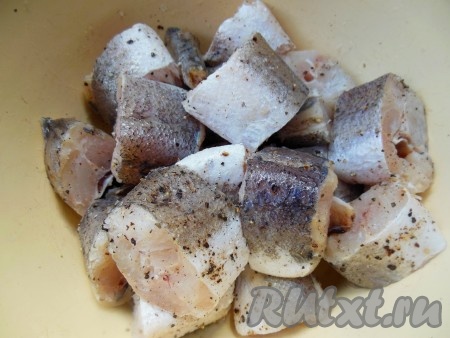 Добавьте к рыбе соль, черный молотый перец и лимонный сок по вкусу. Оставьте на 15-20 минут.
