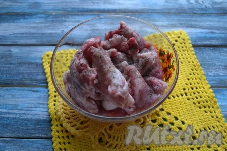 Посолить мясо, приправить черным молотым перцем, перемешать и оставить на 15 минут.
