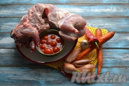 Подготовить необходимые ингредиенты для приготовления жаркого из кролика