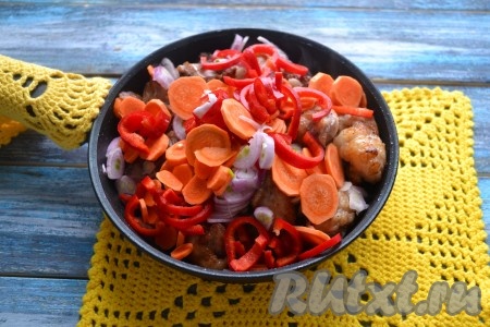 Выложить овощи на сковороду к обжаренному мясу.
