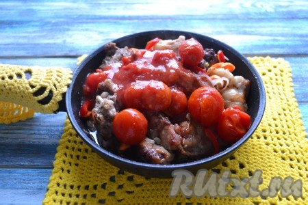 Добавить к кусочкам кролика и овощам помидоры в собственном соку. Их можно заменить обычным томатным соком или томатной пастой, разведенной холодной очищенной питьевой водой в соотношении 1:3.
