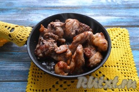 На среднем огне обжарить мясо со всех сторон до красивого румяного цвета, периодически помешивая (на это понадобится 20-25 минут).