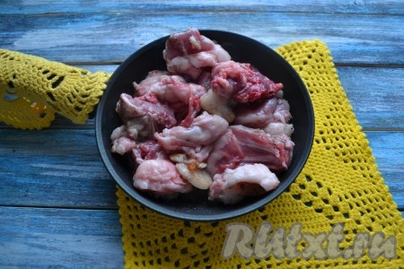 Убрать шкварки со сковороды, а на сковороду выложить кусочки кролика.
