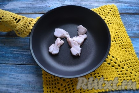 Разогреть сковороду, выложить срезанное сало и вытопить до румяных шкварок. Если кролик не жирный и сала нет, то влить на сковороду 2 столовые ложки растительного масла.
