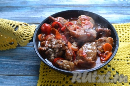 Продолжать тушить на слабом огне до полного испарения жидкости (на это уйдет 20-25 минут).
