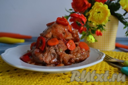 Нежное, сочное, ароматное жаркое из кролика выложить на блюдо и подать на стол. 