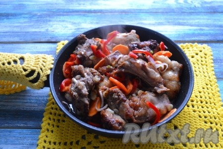 Помешивая, обжарить на слабом огне 1-2 минуты.
