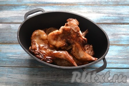 Выложить мясо в казан или толстостенную кастрюлю. Посолить и приправить молотым душистым перцем.
