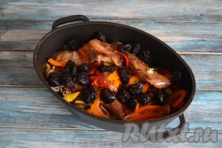 Выложить к мясу кролика чернослив и продолжить тушение под закрытой крышкой еще 30 минут.
