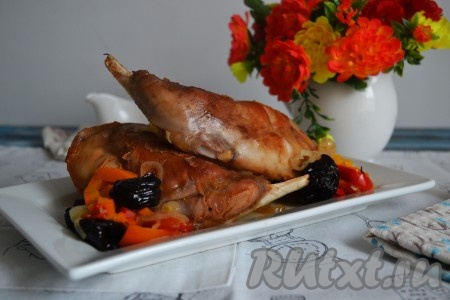 Нежные, ароматные и лакомые кусочки кролика выложить на блюдо и подать на стол.&nbsp;
