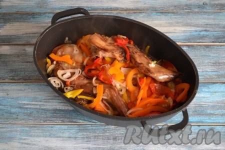 Влить воду, накрыть крышкой и томить на слабом огне 30 минут.
